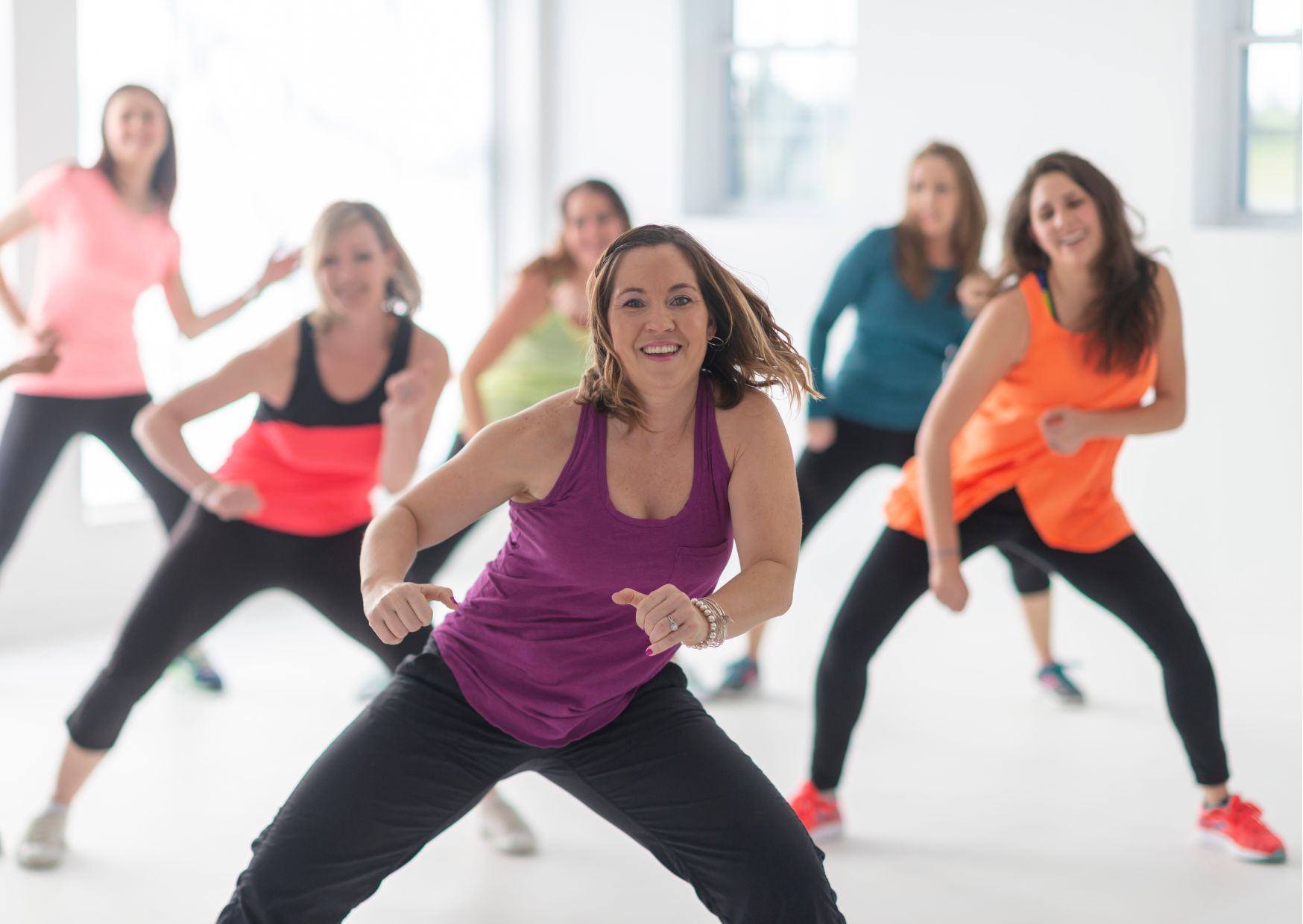 Erwachsene Teilnehmer:innen tanzen sich fit mit energiegeladenen Choreografien