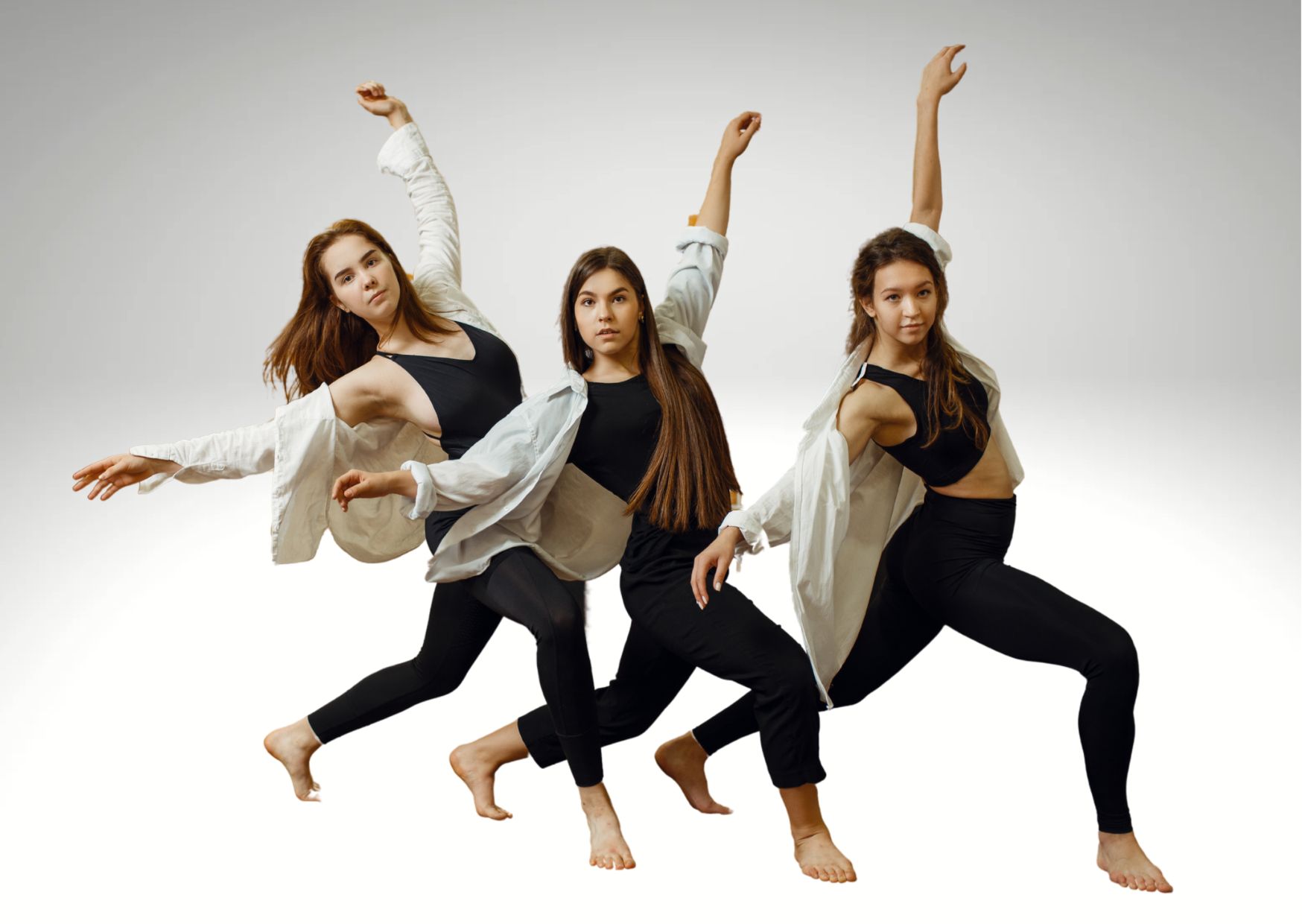 Jugendliche tanzen ausdrucksstark eine Contemporary-Choreografie im modernen Tanzkurs